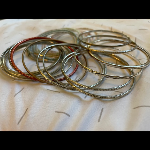 26 assorted bangle bracelets - Picture 2 of 3